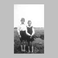 028-0042 Pfingsten 1938 an der Deime. Von links Albert Schubert und Hans Petrich..jpg